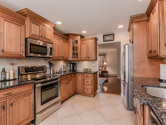 5th image of 8 Parkridge Cir