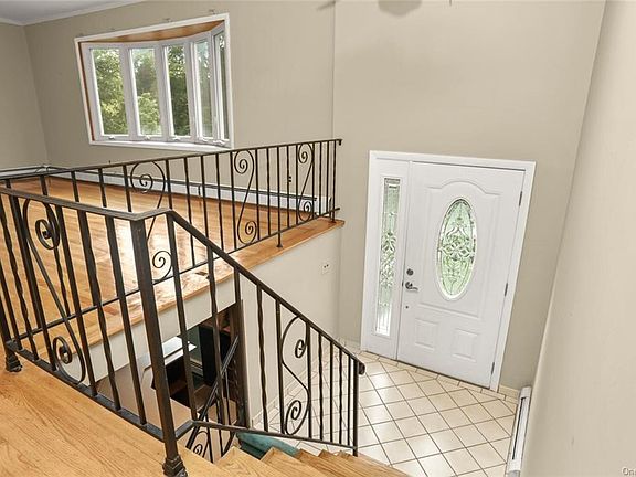 2nd image of 202 Lakeview Ct