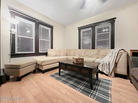 3rd image of 208 14th Ave