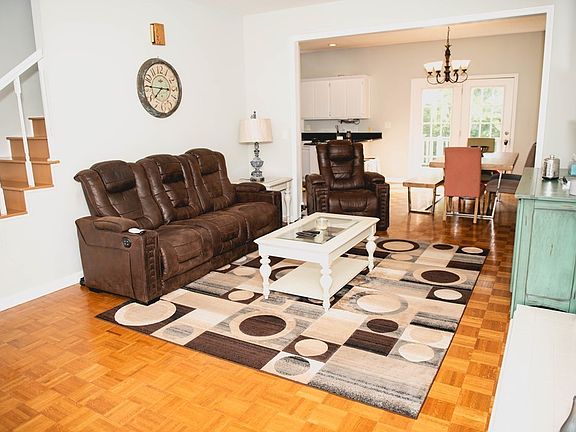 4th image of 115 N Pond Ct