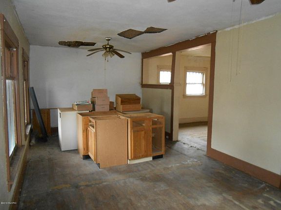 2nd image of 190 Wood St N