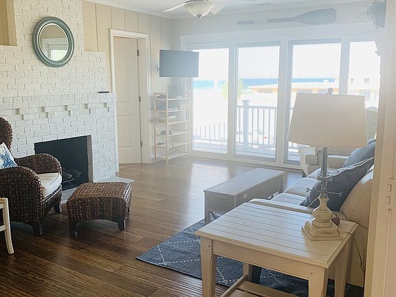 2nd image of 1026 S Harbor Dr APT 3