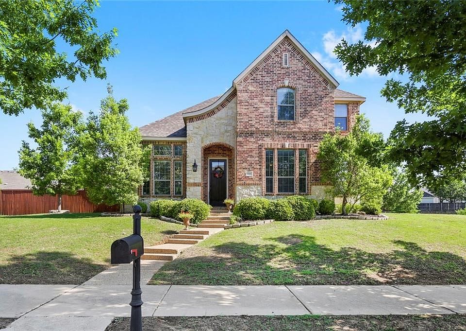Beautiful custom home in Fountain Ridge.  CUL de SAC and on the water way..