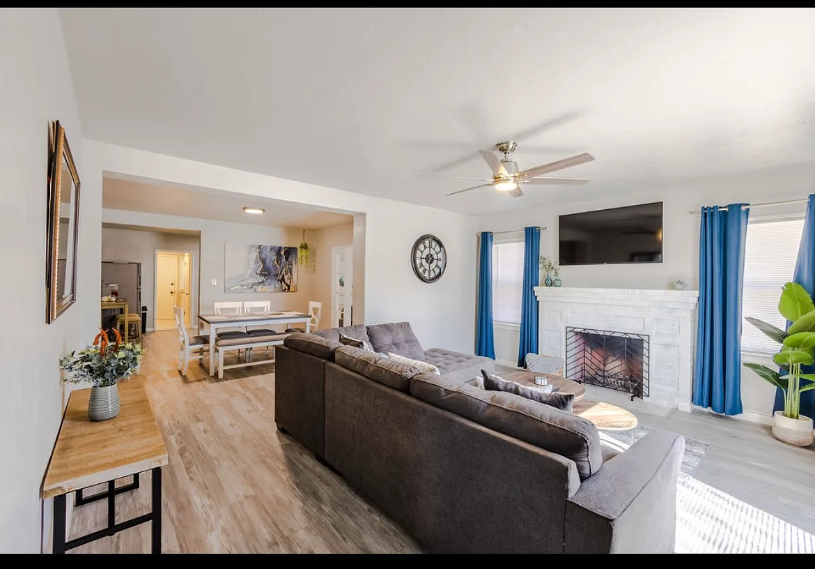 2 bed, 1.5 bath, 1435 sqft, $2,350 — Photo 2