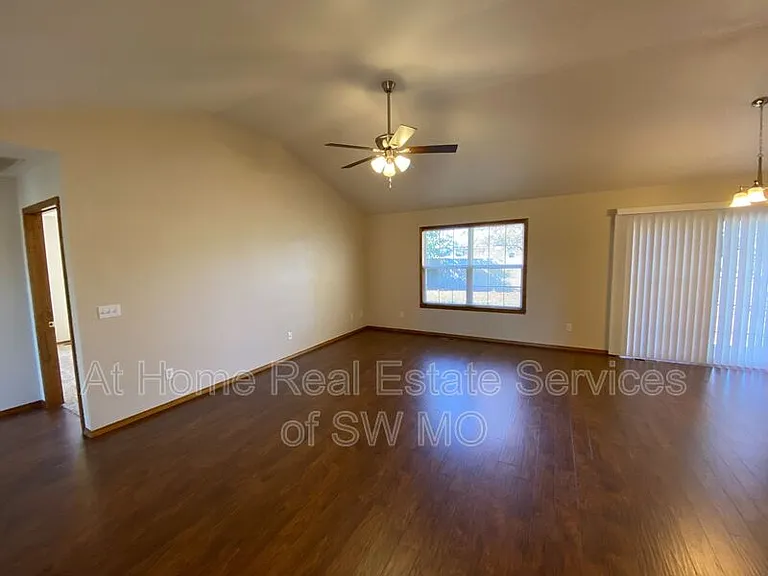 625 S Hazelnut Ave — Photo 2