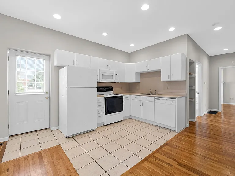 242 E 12th Ave #1 — Photo 11