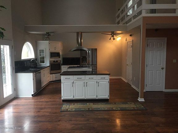 5th image of 296 Columbia Ln