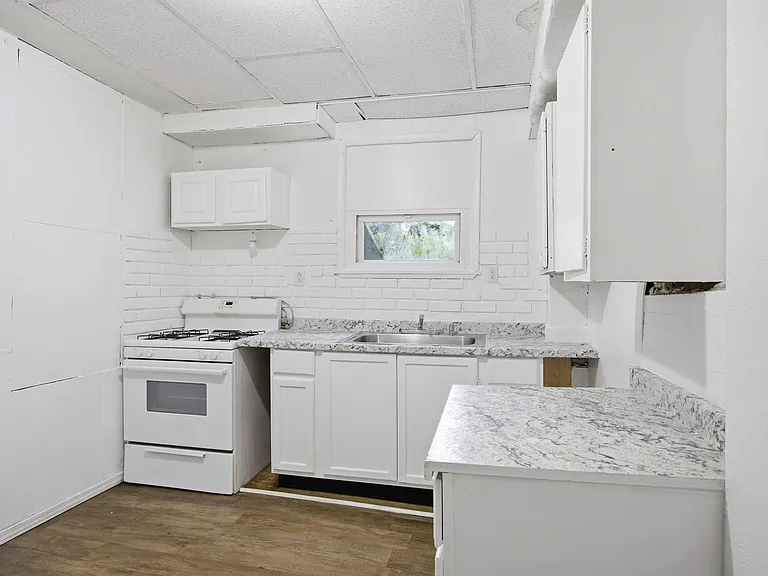 616 Lillian St — Photo 12