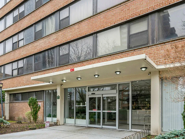 135 Montgomery St #20H — Photo 21
