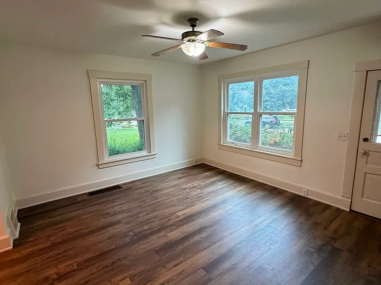 652 N Oak St — Photo 3