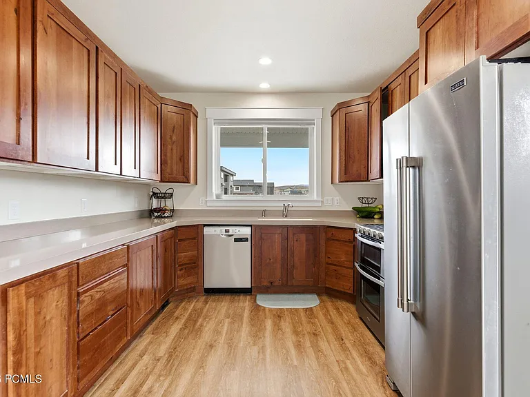 415 E Earl St — Photo 24