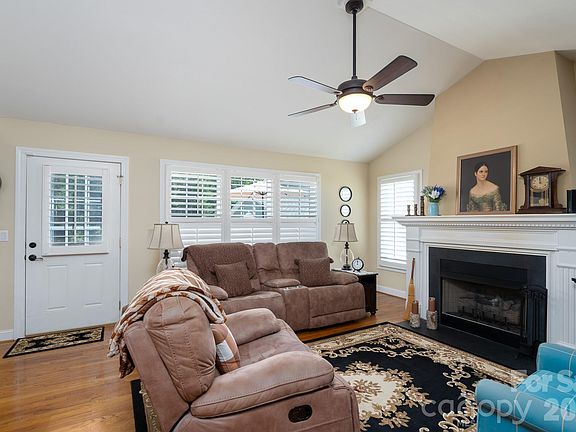2nd image of 587 Marigold Dr