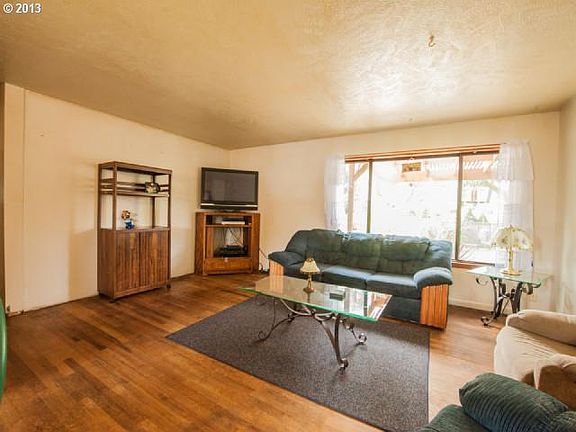 3rd image of 10002 N Willamette Blvd