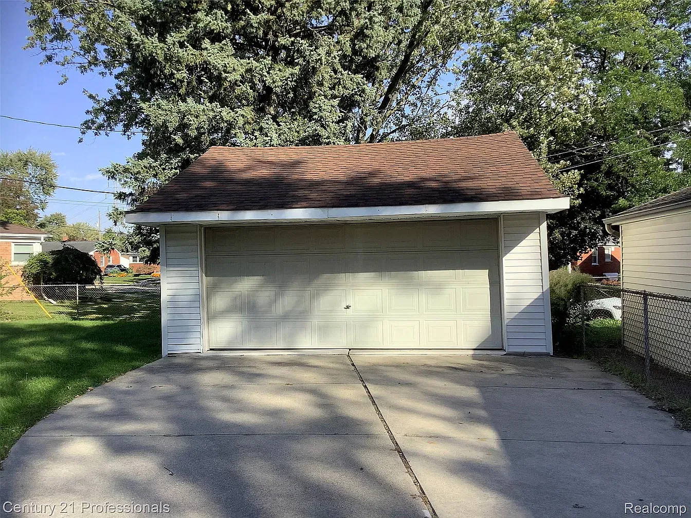 3 bed, 1.5 bath, 1026 sqft, $1,800 — Photo 3