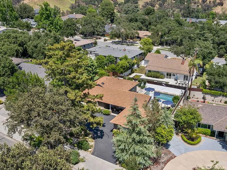 2030 N Altadena Dr — Photo 60