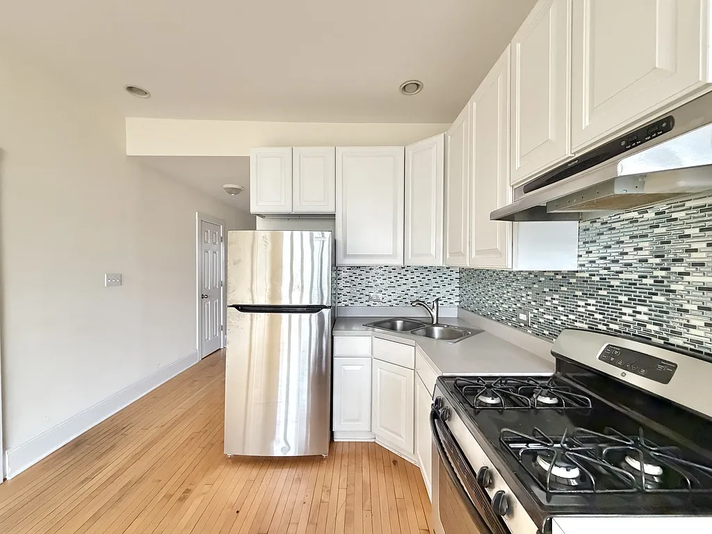 Appealing 2 Bed, 1 Bath at Bell + Roscoe (Roscoe Village) — Photo 4