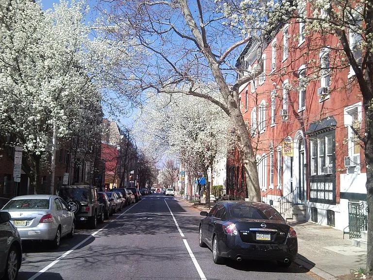 Spruce St West