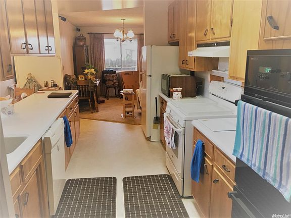 3rd image of 240 N Oak Ave