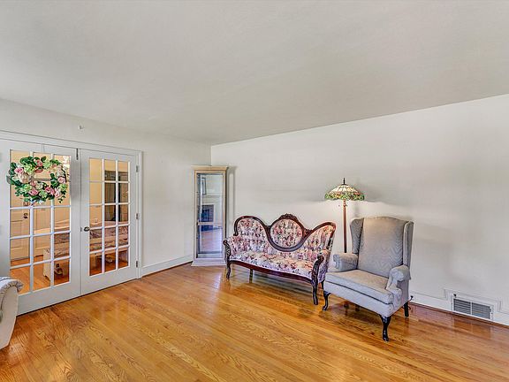 5th image of 225 Hillcrest Dr