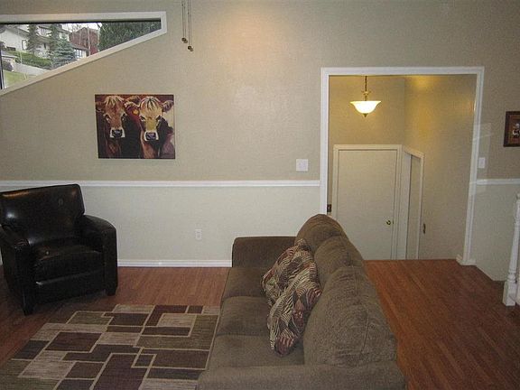 3rd image of 840 SE Edge Knoll Dr