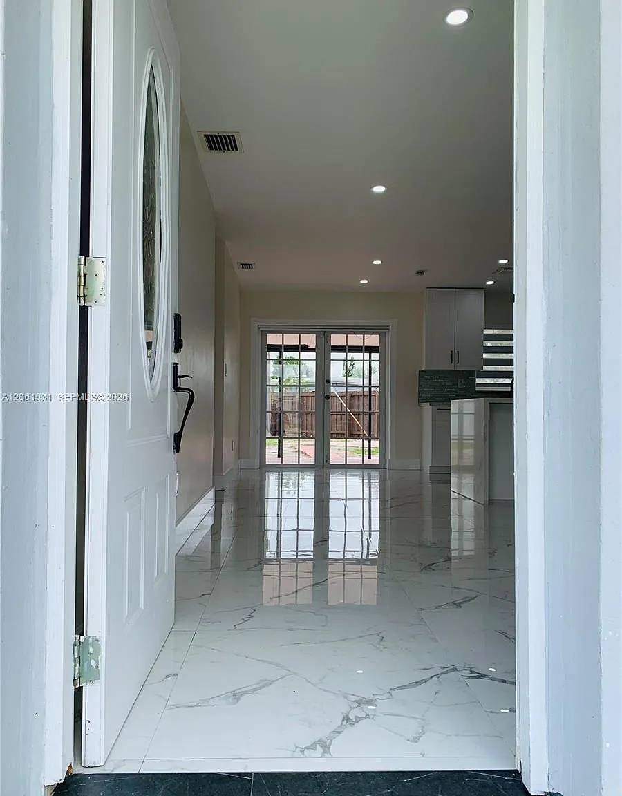 Carol City Red Road Manor — Photo 2