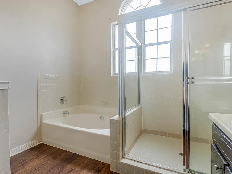 2060 Cambridge Cir — Photo 27