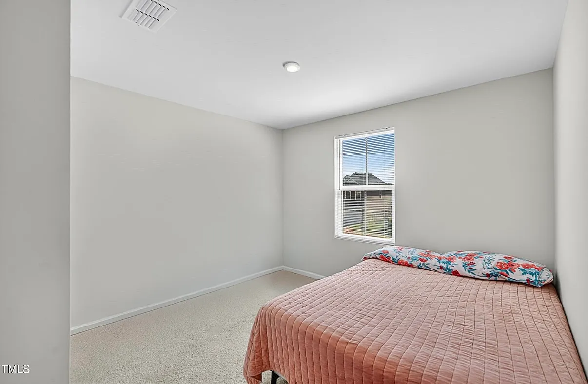 4 bed, 2.5 bath, 1900 sqft, $950 — Photo 4