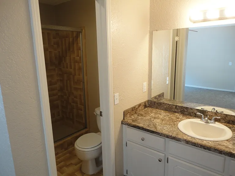 1033 W Queens St — Photo 12