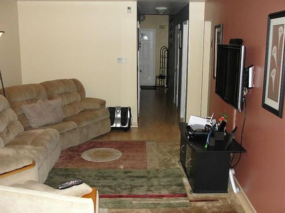 hallway leading to livingroom