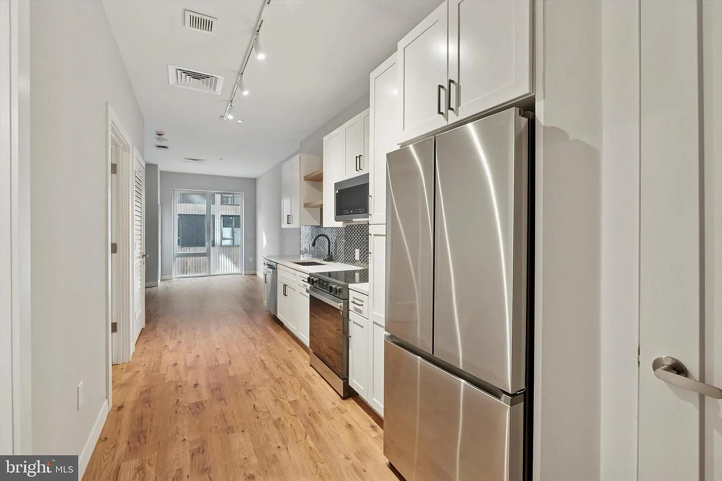 1 bed, 652 sqft, $1,910 — Photo 1
