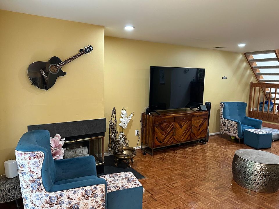 1st image of 27 E Chicopee Dr