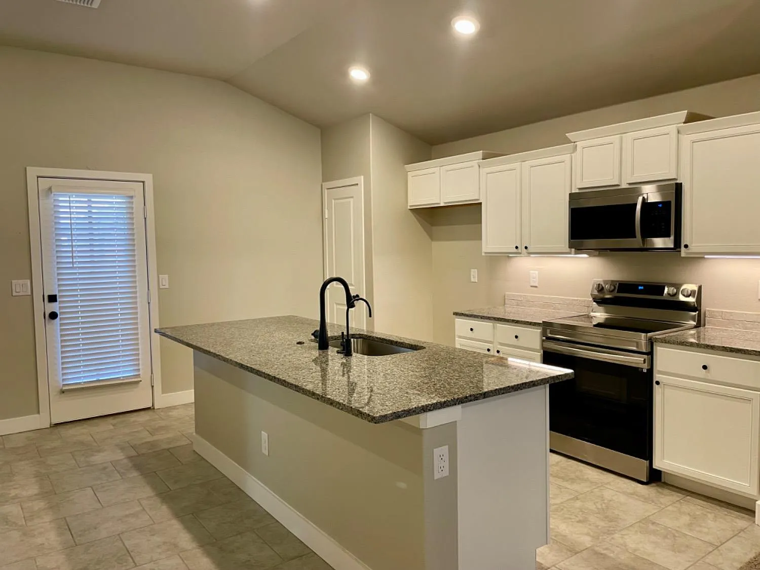 3 bed, 1351 sqft, $1,800 — Photo 2