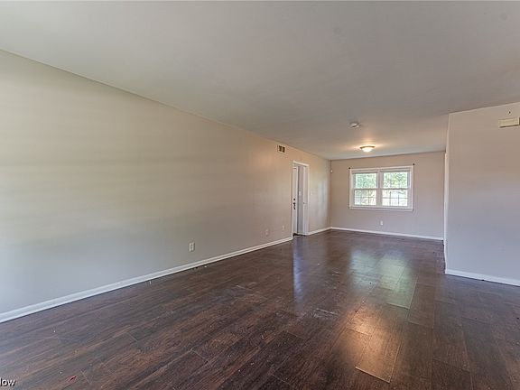 3rd image of 754 Hemlock Dr