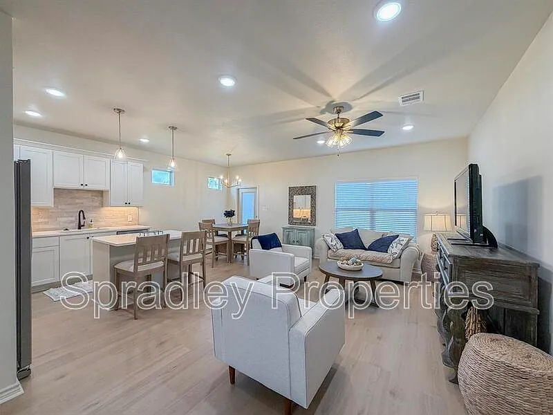 3 bed, 2.5 bath, 1545 sqft, $3,300 — Photo 4
