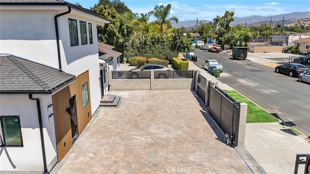 3 bed, 2.5 bath, 1800 sqft, $4,100 — Photo 3