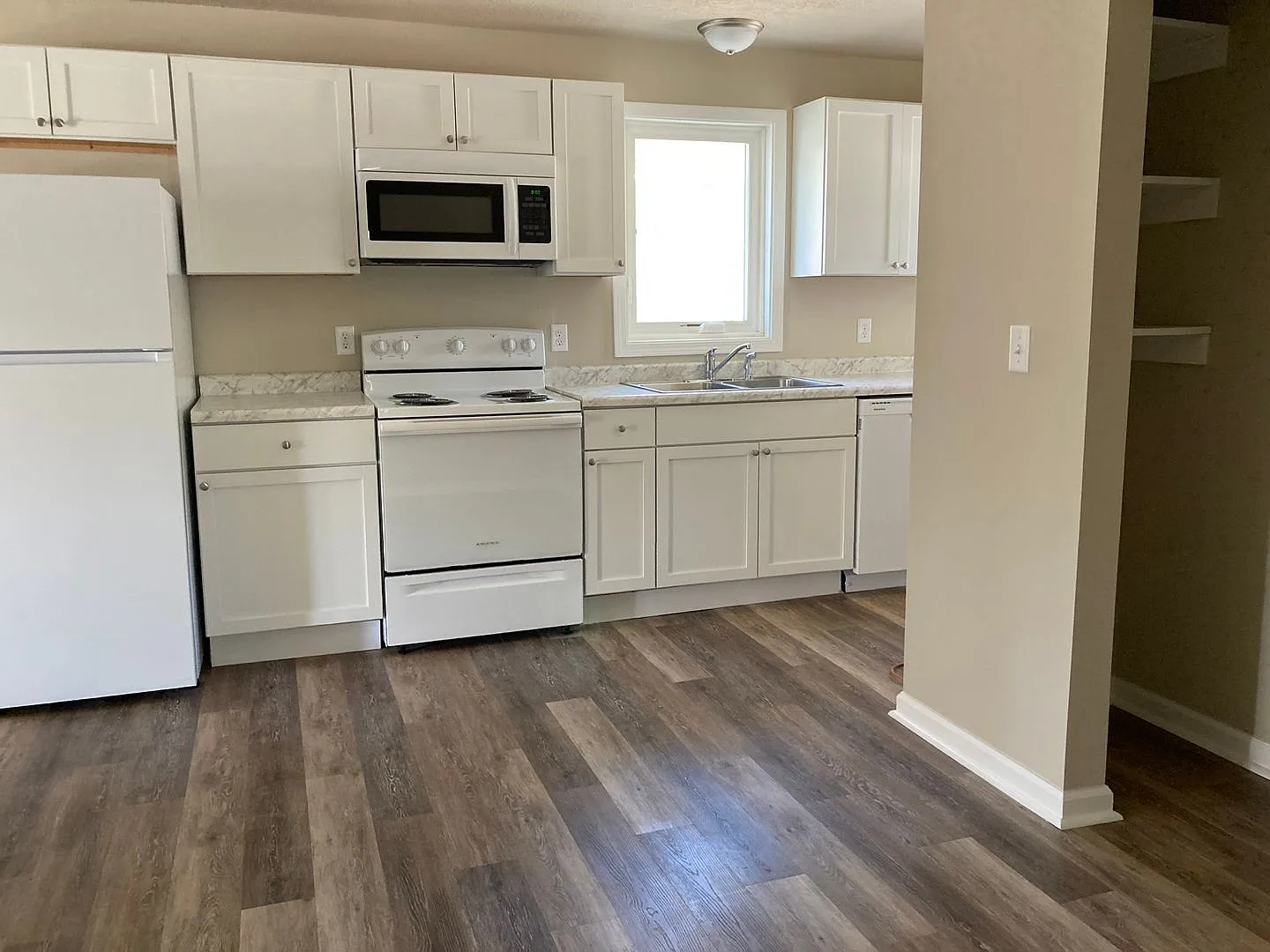 Newly updated 2 bedroom 1 bathroom home — Photo 2