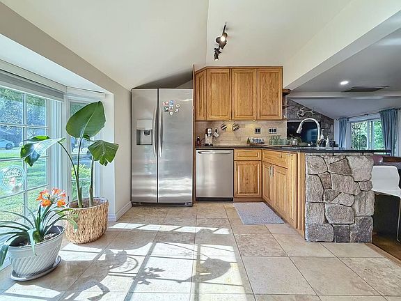 4th image of 12239 Skillen St