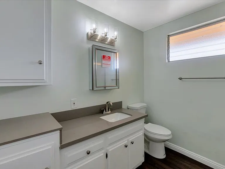 LA GRANADA APARTMENTS — Photo 18