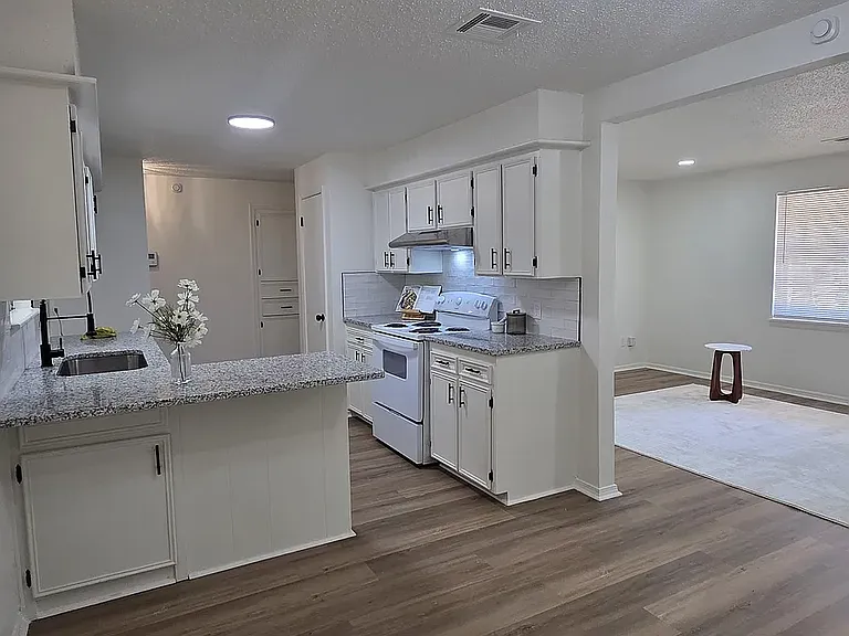 3025 Chetwood Dr — Photo 3