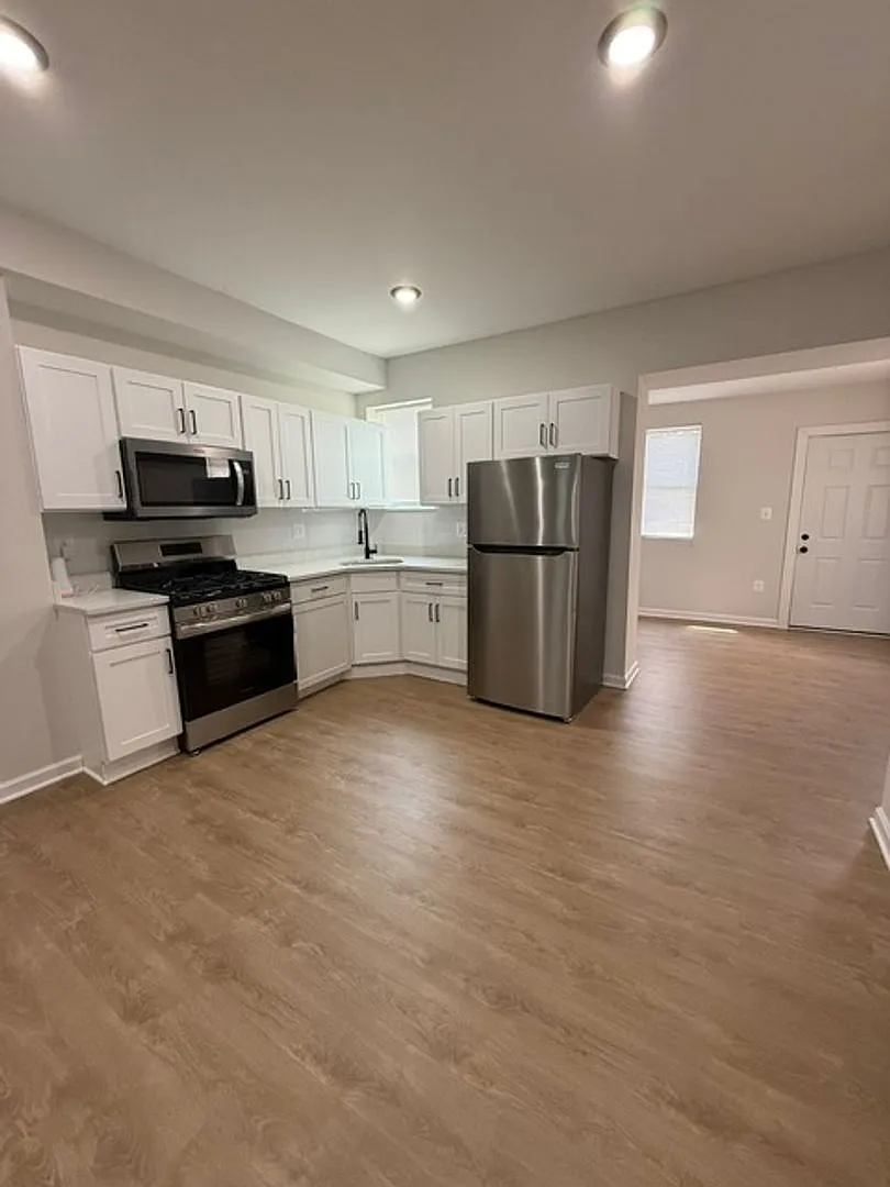 Beautifully Renovated 4BR/2.5BA Home — Photo 4