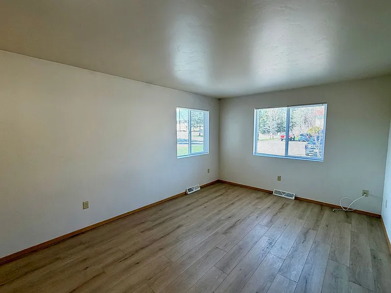 1813 N 11th Ave — Photo 5