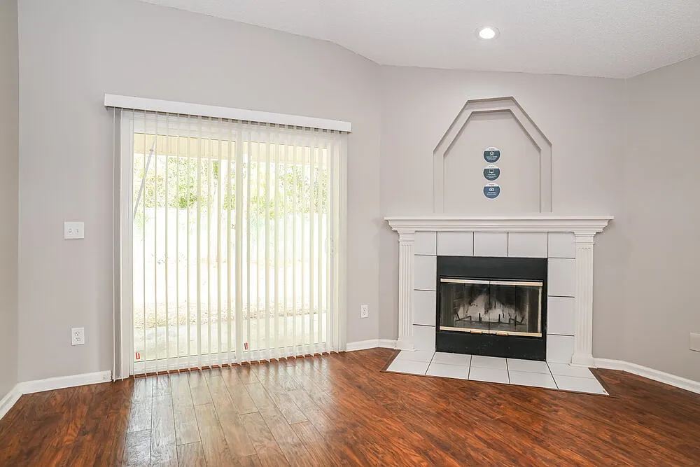 3 bed, 2.0 bath, 1672 sqft, $2,060 — Photo 3