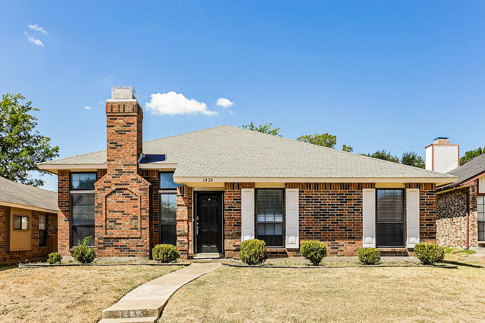 3 bed, 2.0 bath, 1702 sqft, $2,145 — Photo 1