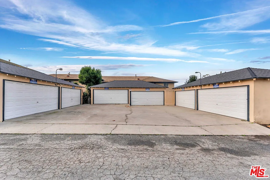 1 bed, 1.0 bath, 11974 sqft, $2,200 — Photo 4