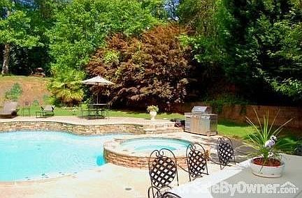 Heated Pool/Spa with waterfall : 100% Private back yard