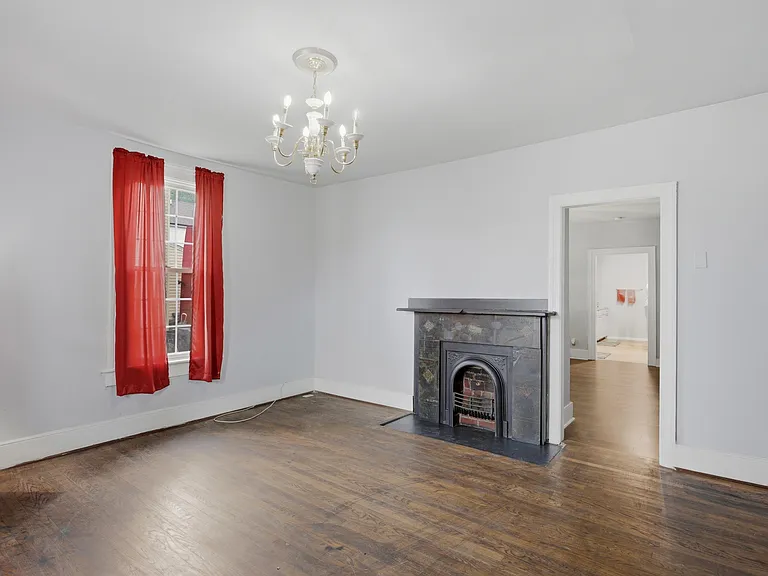 1006 W Washington St — Photo 4