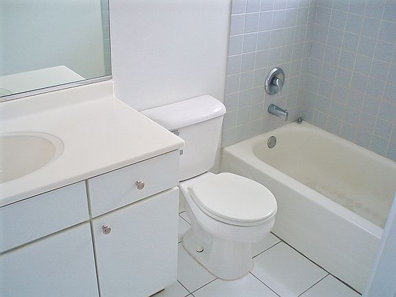 4th image of 1022 1/2 N Damen Ave #3