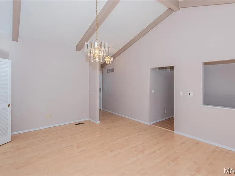 4 Barrington Dr — Photo 3