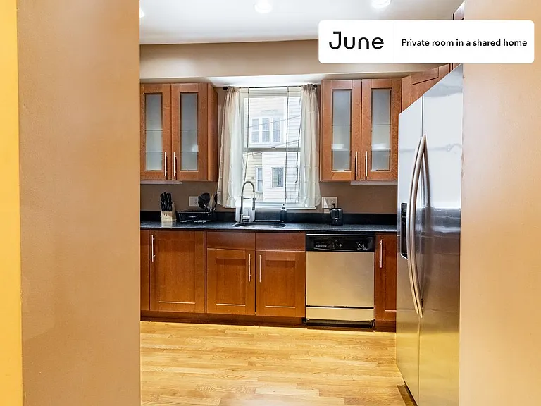 1592 Beacon St #D — Photo 8
