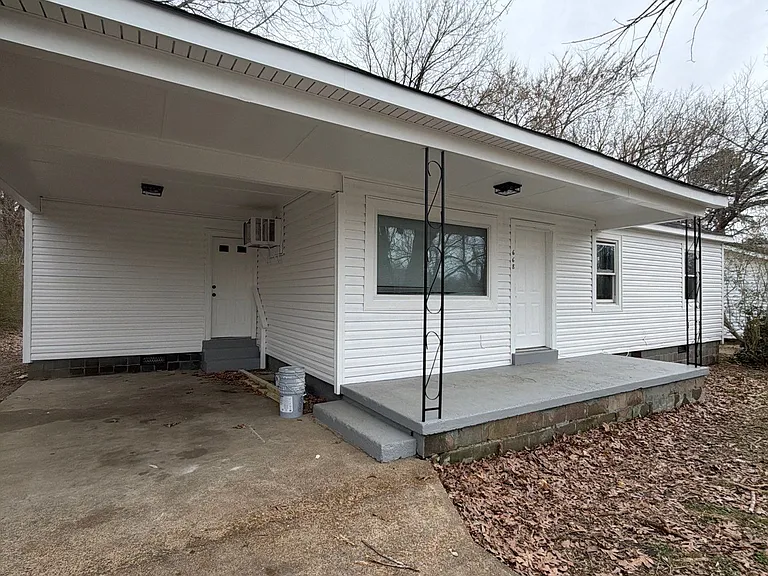 668 Coach St — Photo 1